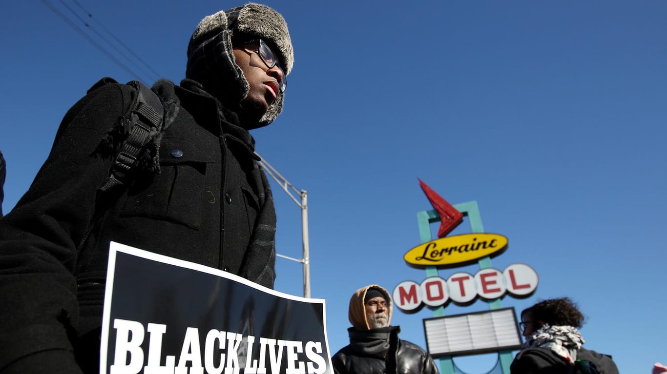 Demonstranten in Memphis (US-Staat Tennessee): Bürgerrechtler beklagen 50 Jahre nach dem Mord an Martin Luther King eine Diskriminierung von Afroamerikanern.