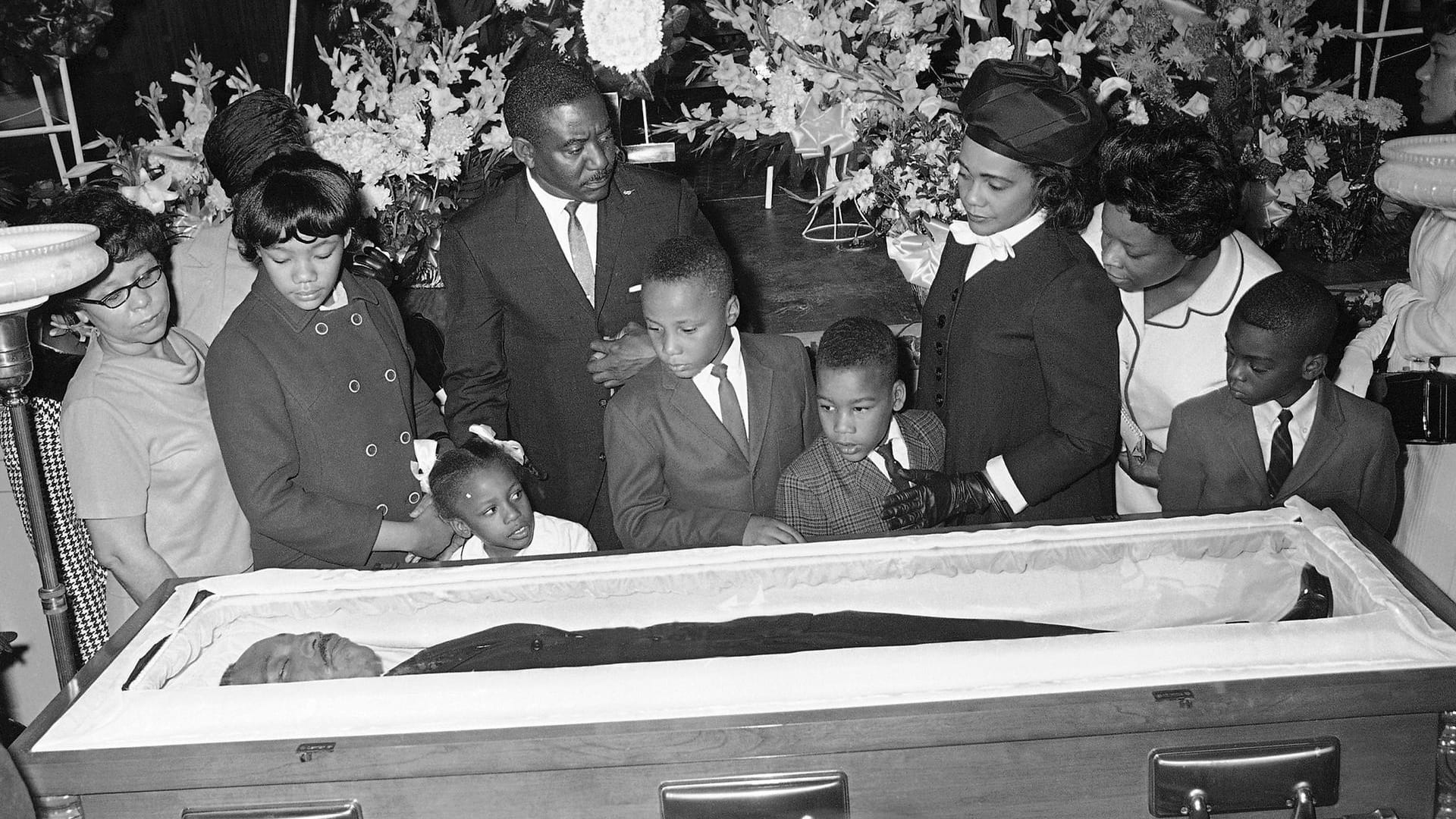 8. April 1968: Die Familie von Martin Luther King nimmt am Sarg des ermordeten Bürgerrechtlers Abschied. 3.v.l.: Coretta Scott King, die Witwe von Martin Luther King.