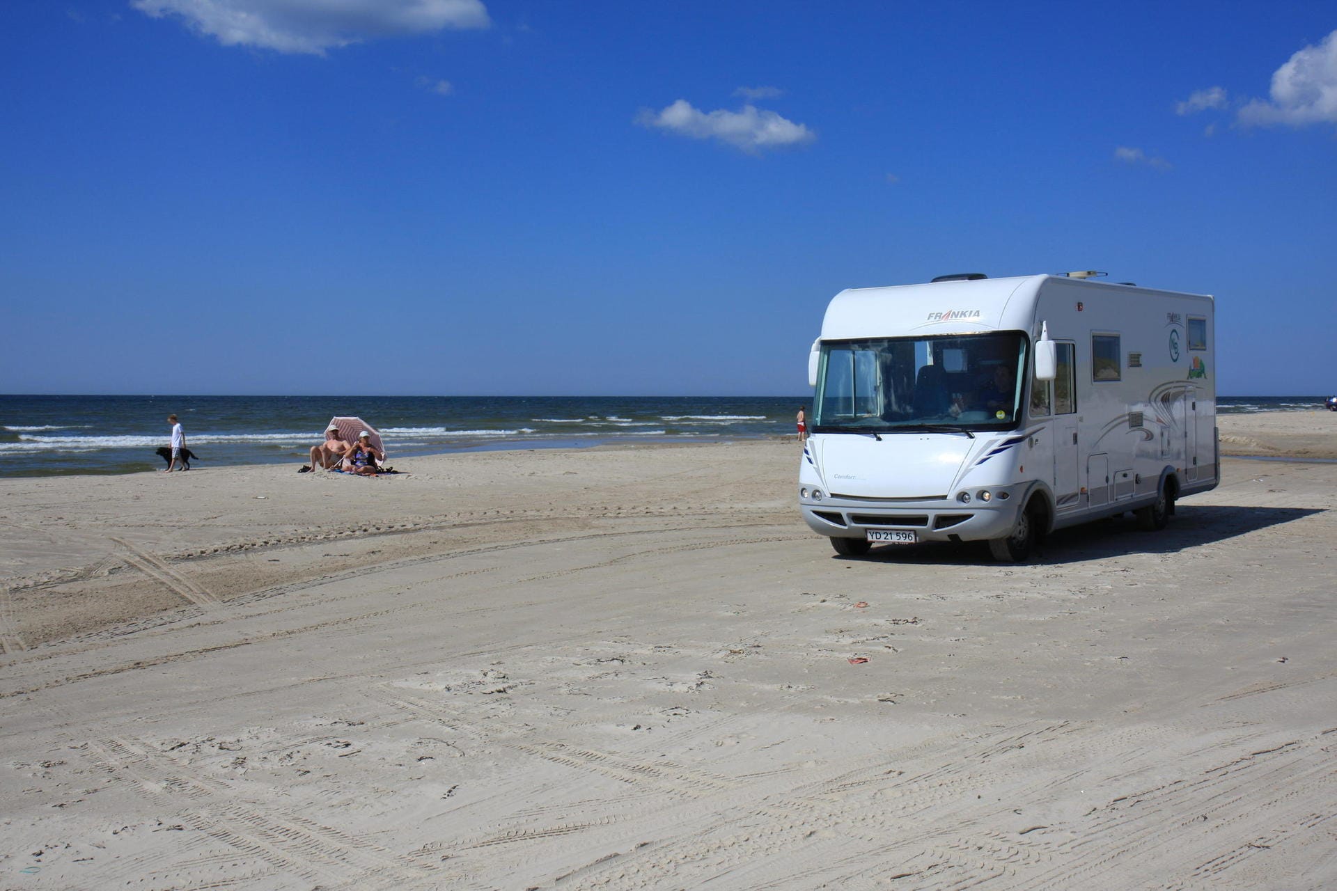 Campingwagen am dänischen Strand: Jütlands Westküste ist bei Campern äußerst beliebt.