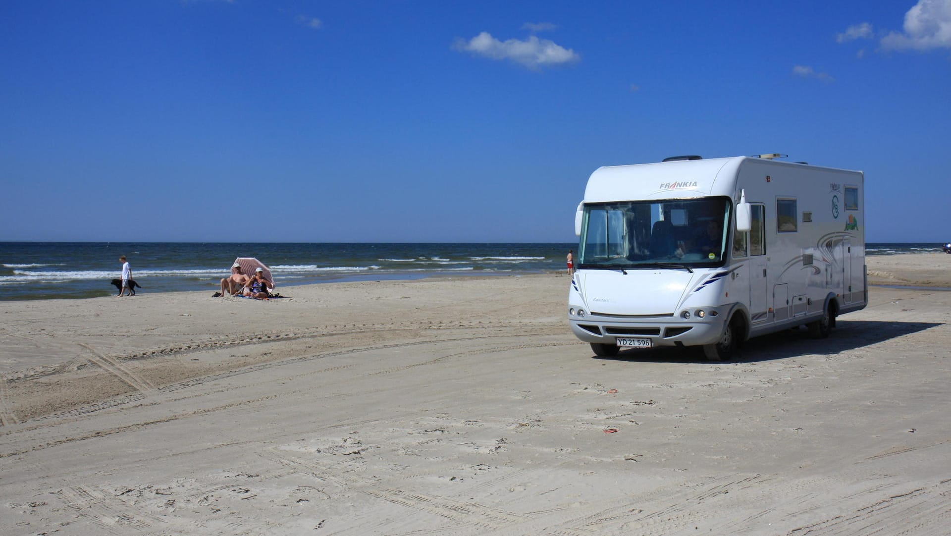 Campingwagen am dänischen Strand: Jütlands Westküste ist bei Campern äußerst beliebt.