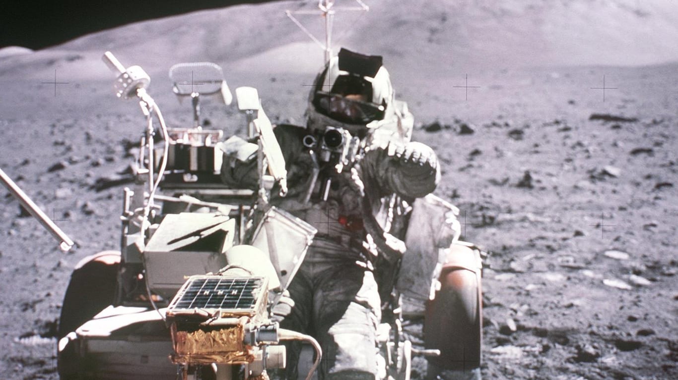 Der Astronauten und Geologen Harrison H. Schmitt im Mondauto. Die Mondmission der deutschen Firma will die Hinterlassenschaften der amerikanischen Mondfahrer untersuchen.