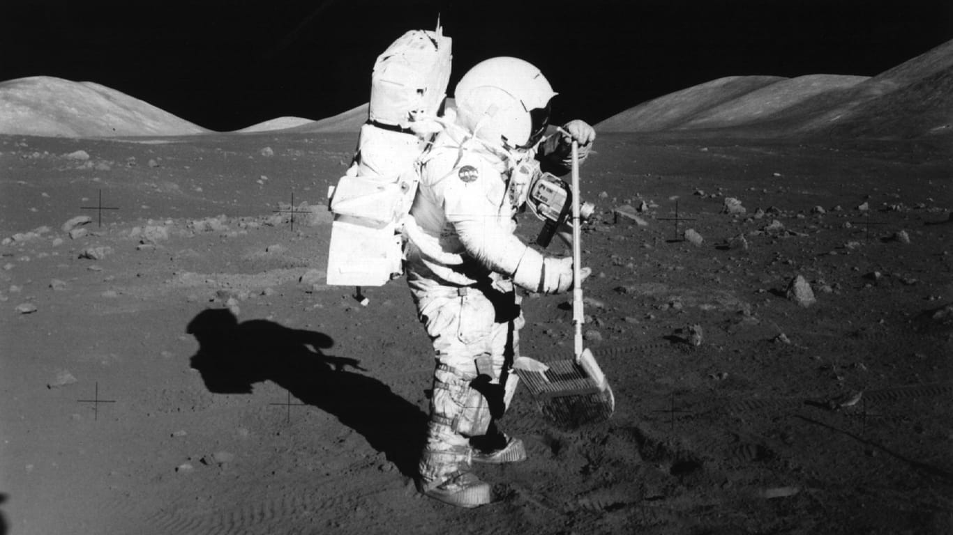 US-Astronaut Harrison Schmitt sammelt Bodenproben auf dem Mond. Mit Apollo 17 endeten 1972 die bemannten Mondfahrten.