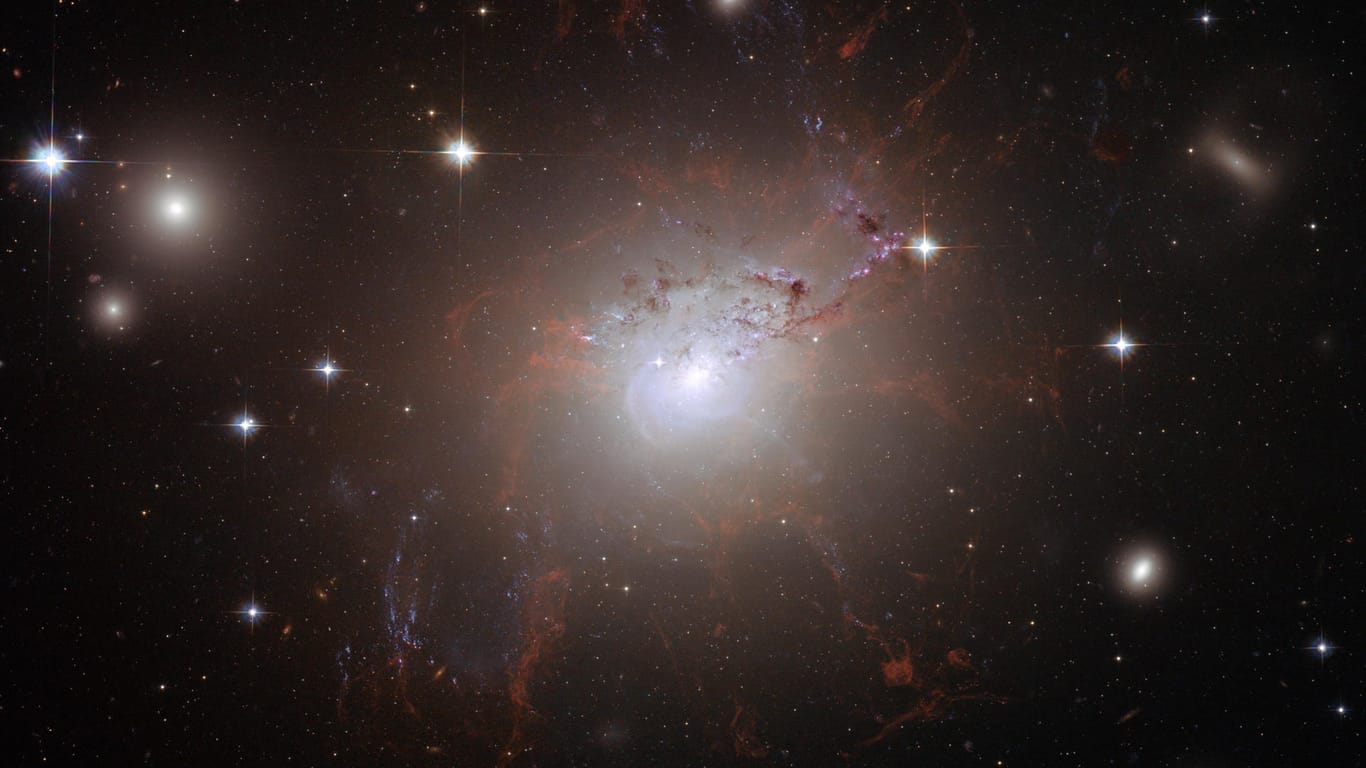 Die Aufnahme des Hubble-Weltraumteleskop zeigt die Galaxie NGC 1275 im Jahr 2008: Das Weltweit größte Teleskop konnte nun die detailreichsten Aufnahmen eines Materie spuckenden Schwarzen Lochs verzeichnen, die je aufgenommen wurden.