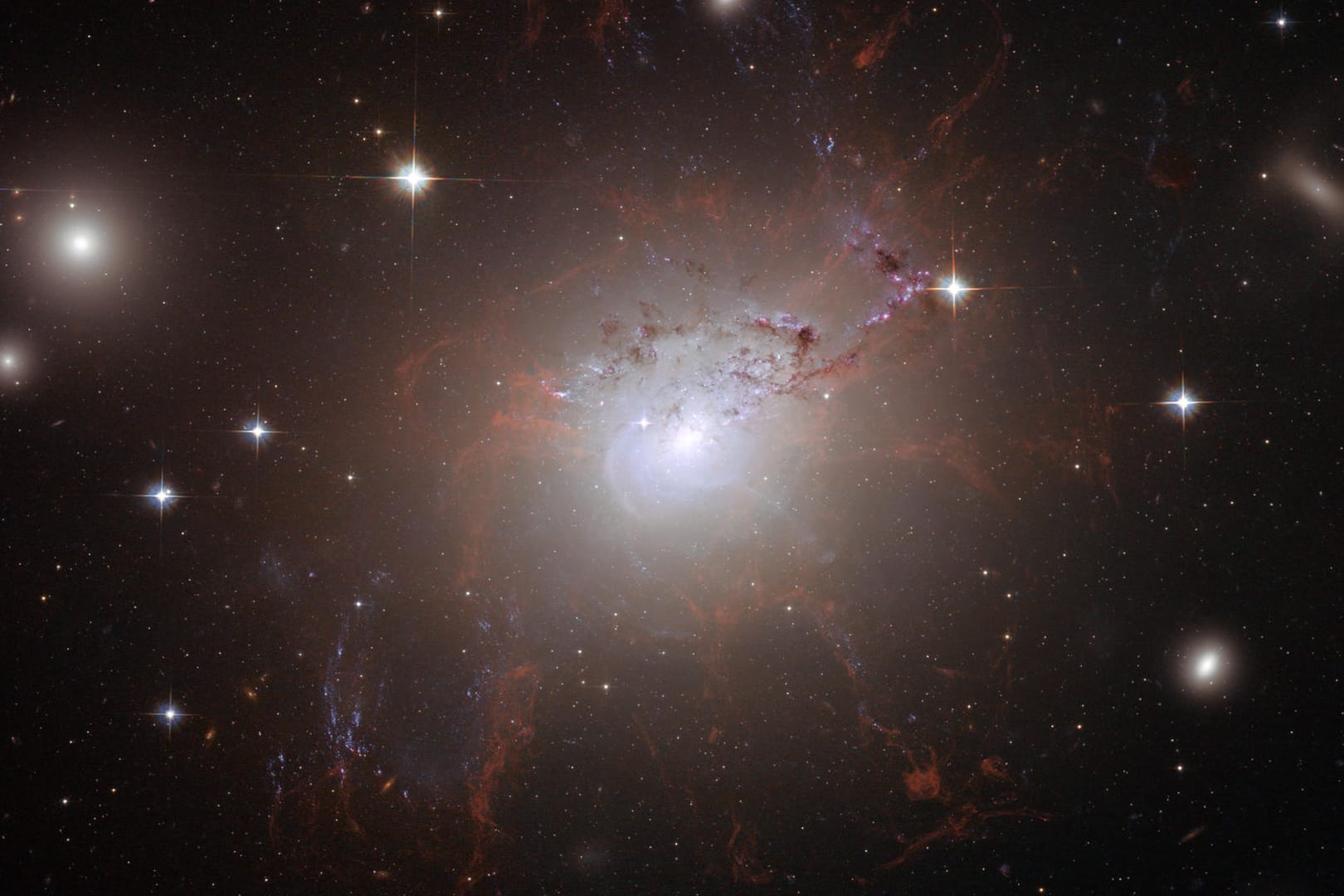 Die Aufnahme des Hubble-Weltraumteleskop zeigt die Galaxie NGC 1275 im Jahr 2008: Das Weltweit größte Teleskop konnte nun die detailreichsten Aufnahmen eines Materie spuckenden Schwarzen Lochs verzeichnen, die je aufgenommen wurden.