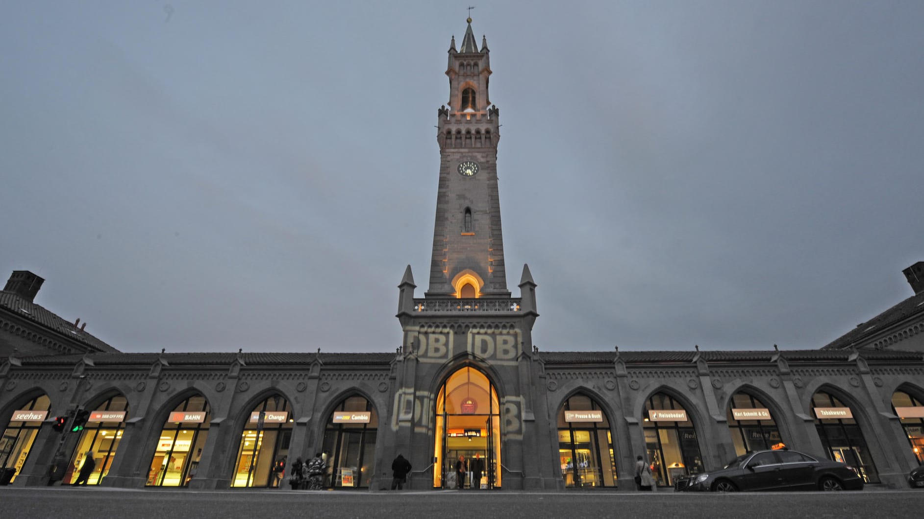 Das Foto zeigt den Turm des Bahnhofs in Konstanz am Bodensee: In Folge eines Stromausfalls fiel der Zugverkehr in Konstanz am Dienstagabend aus, weite Teile der Altstadt waren ohne Strom. (Archivbild) Das Foto zeigt den Turm des Bahnhofs in Konstanz am Bodensee: In Folge eines Stromausfalls fiel der Zugverkehr in Konstanz am Dienstagabend aus, weite Teile der Altstadt waren ohne Strom. (Archivbild)