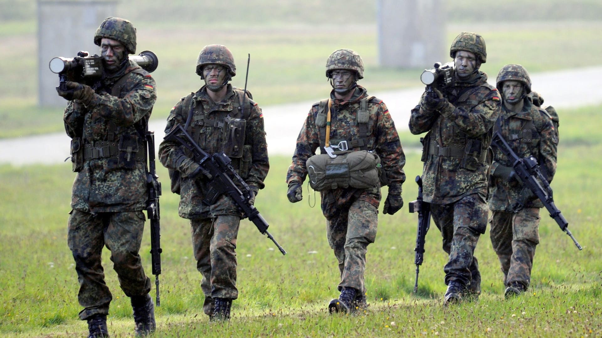 Ein Trupp mit Stinger-Raketen zur Luftabwehr ausgerüsteter Bundeswehrsoldaten geht über den Schießplatz in Todendorf: Im "Projekt Apollo" werden deutsche Soldaten der Luftwaffe niederländischem Kommando unterstellt.