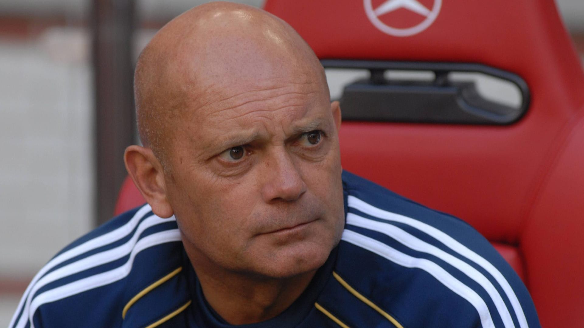 Wilkins auf der Trainerbank des FC Chelsea bei einem Freundschaftsspiel gegen Ajax Amsterdam 2010.