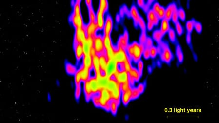 Das Radiobild zeigt einen neu geformten Jet mit einer Länge von ca. drei Lichtjahren