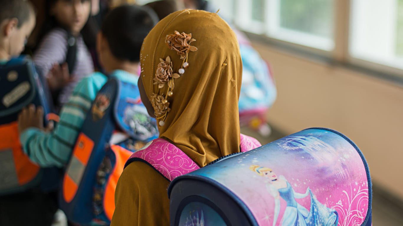 Schülerin mit Kopftuch: Zahlen, wie viele Kinder von der Praxis betroffen sind, hat die Regierung nicht vorgelegt.