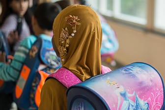 Schülerin mit Kopftuch: Zahlen, wie viele Kinder von der Praxis betroffen sind, hat die Regierung nicht vorgelegt.