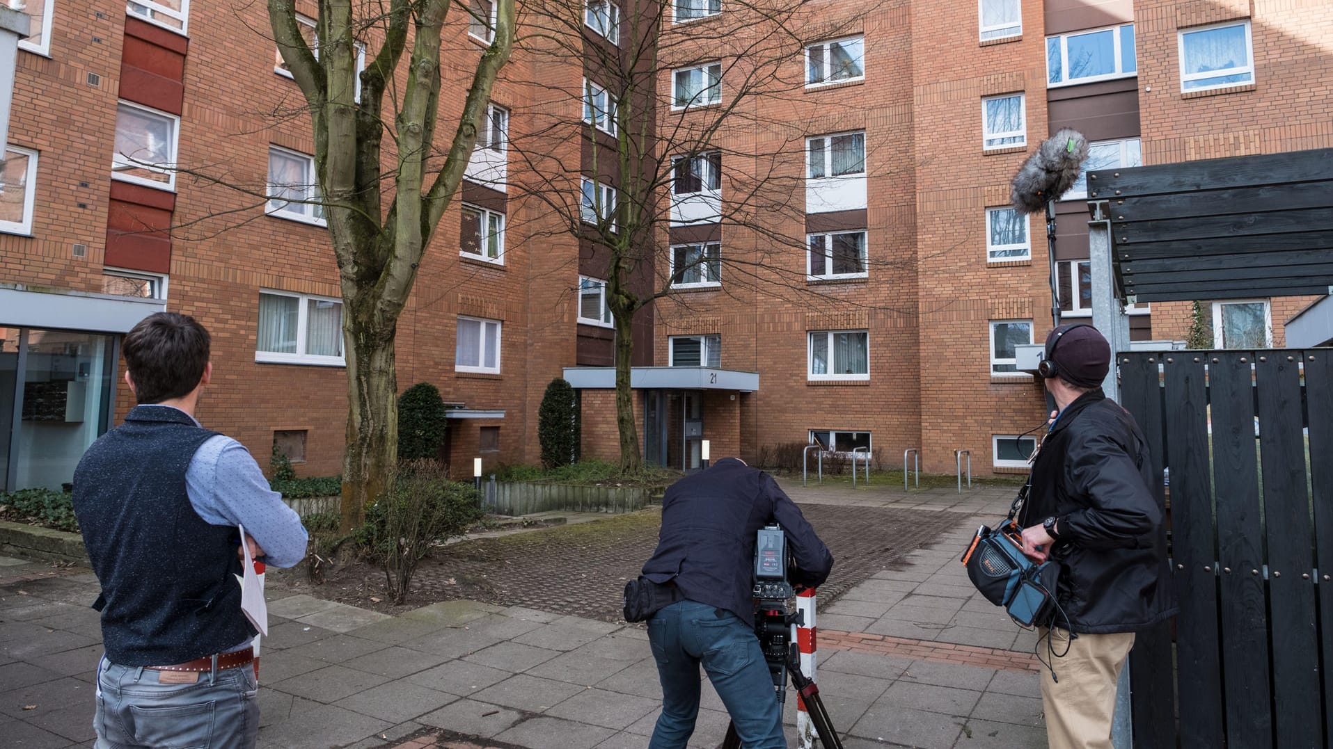 Großes Medienaufgebot vor dem Unglückshaus: In Hannover wurde am Dienstagabend eine Frau und ihr Sohn vom gemeinsamen Hund totgebissen.