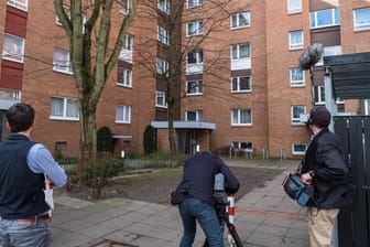 Großes Medienaufgebot vor dem Unglückshaus: In Hannover wurde am Dienstagabend eine Frau und ihr Sohn vom gemeinsamen Hund totgebissen.