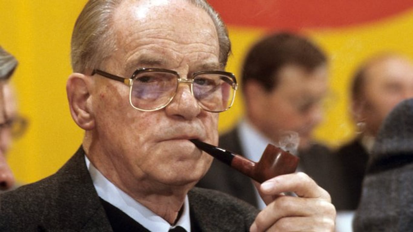 Herbert Wehner raucht seine Pfeife (1979).
