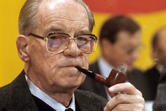 Herbert Wehner raucht seine Pfeife (1979).