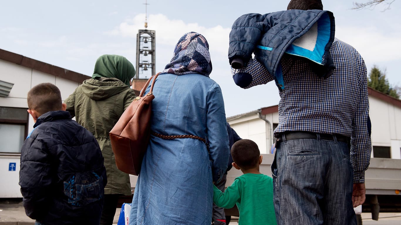 Syrische Flüchtlinge im niedersächsischen Friedland: Ein Gesetzentwurf zum Familiennachzug führt zu Streit in der großen Koalition.