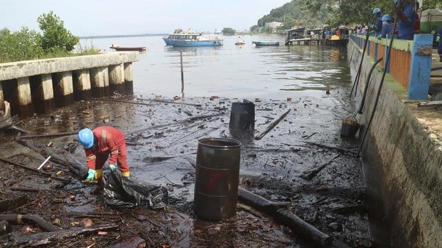 Wegen eines riesigen Ölteppichs drohen vor der Ostküste der Insel Borneo schwere Umweltschäden. Wegen eines riesigen Ölteppichs drohen vor der Ostküste der Insel Borneo schwere Umweltschäden.