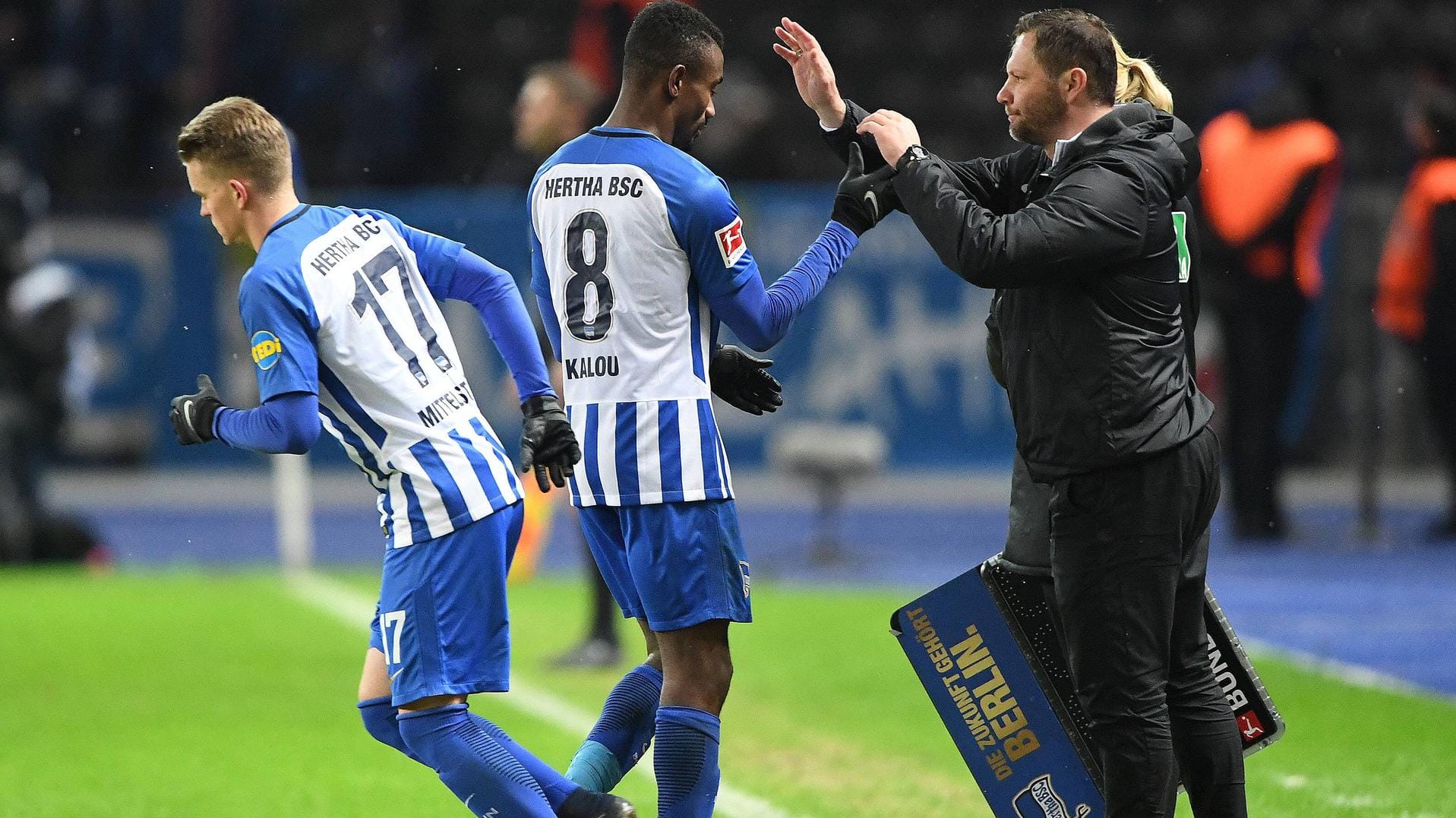 Seine Spieler betrachtet er als seine Söhne: Pal Dardai (r.) hier mit Salomon Kalou (m.) und Maximilian Mittelstädt.