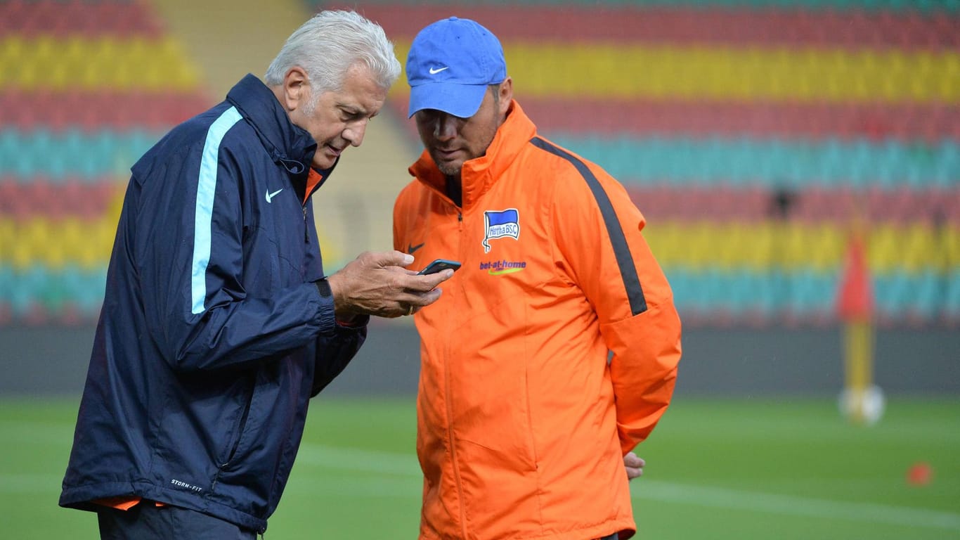 Selten am Handy: Pal Dardai (r.) mit Hertha-Teamleiter Nello di Martino.