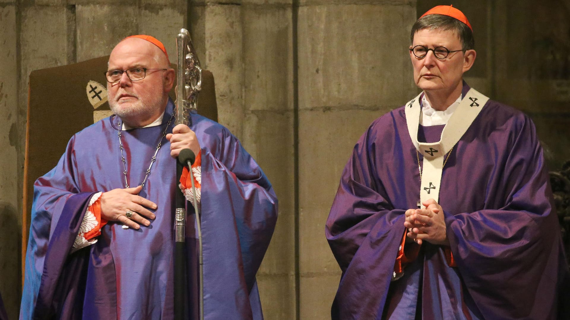 Der Vorsitzende der Deutschen Bischofskonferenz, Kardinal Reinhard Marx (l), und der Kölner Erzbischof Kardinal Rainer Maria Woelki stehen nebeneinander: In der katholischen Deutschen Bischofskonferenz ist es zu einem Bruch über die Frage des Abendmahls für Protestanten gekommen. (Archivbild)