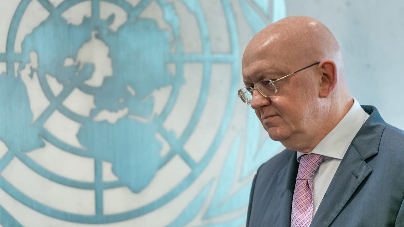 Russlands UN-Botschafter Wassili Nebensja steht vor dem Logo der Vereinten Nationen: Russland hat eine Dringlichkeitssitzung des UN-Sicherheitsrates zum Skripal-Fall gefordert. (Archivbild)