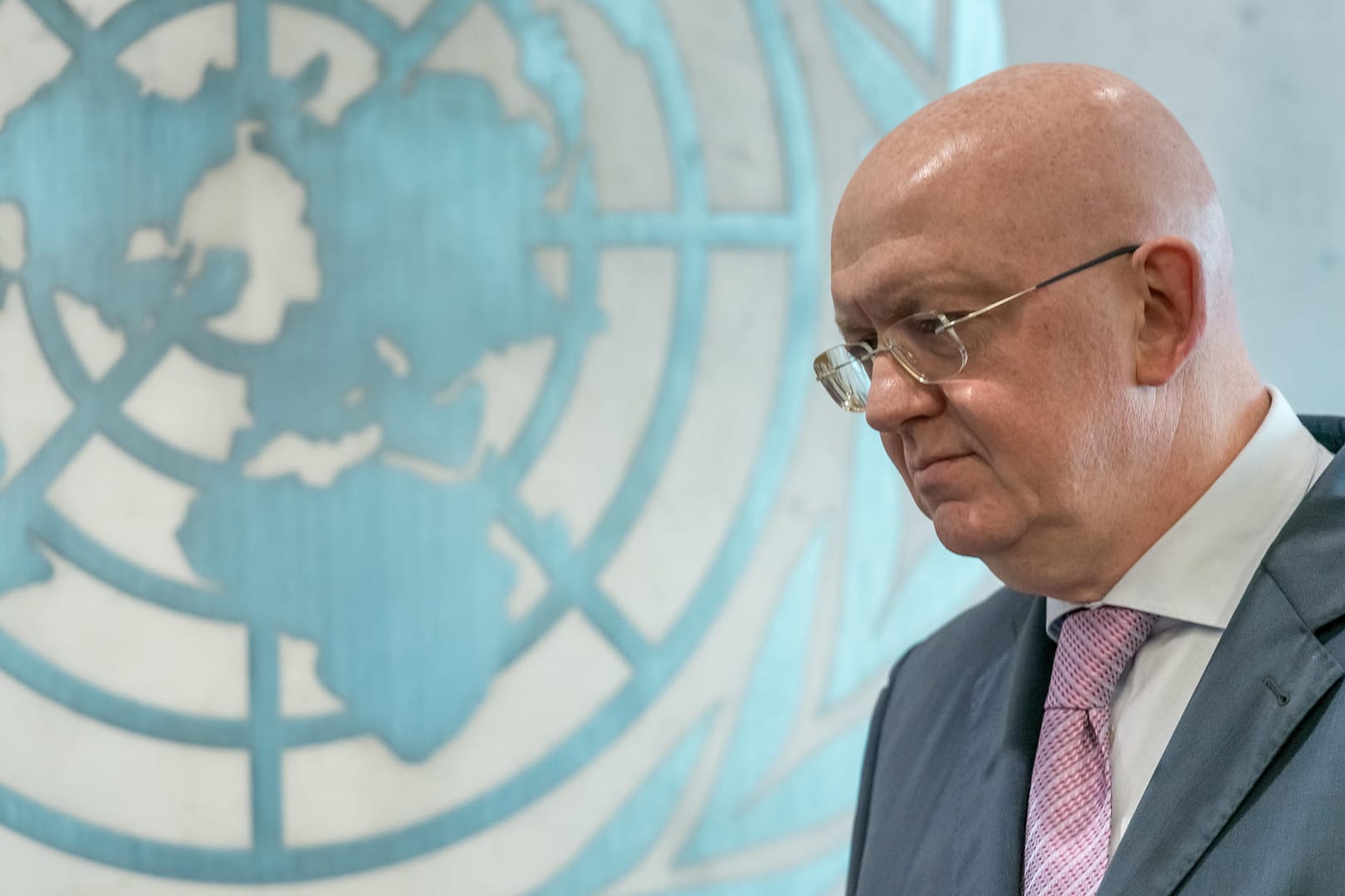Russlands UN-Botschafter Wassili Nebensja steht vor dem Logo der Vereinten Nationen: Russland hat eine Dringlichkeitssitzung des UN-Sicherheitsrates zum Skripal-Fall gefordert. (Archivbild)