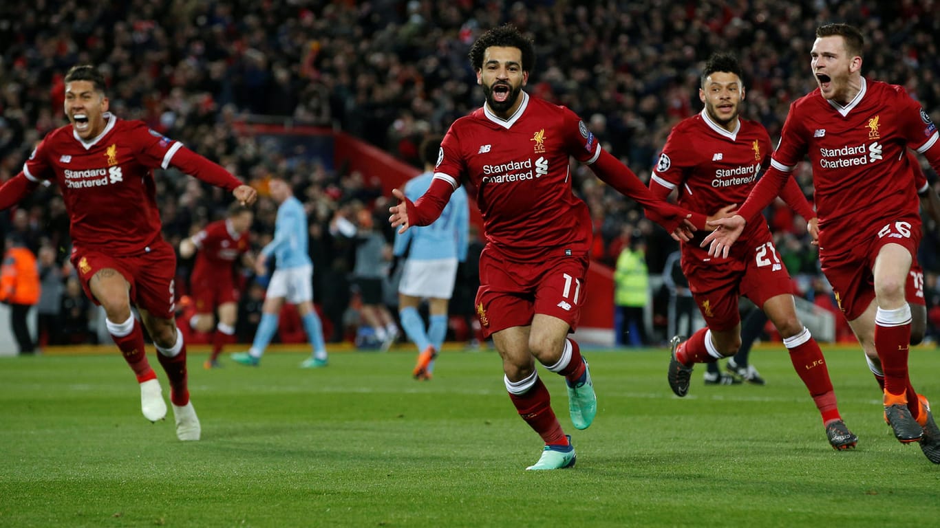 Liverpools Salah (m.) jubelt mit seinen Teamkollegen.