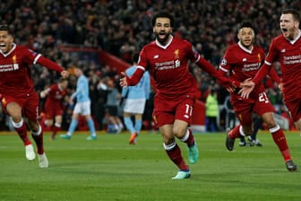 Liverpools Salah (m.) jubelt mit seinen Teamkollegen.