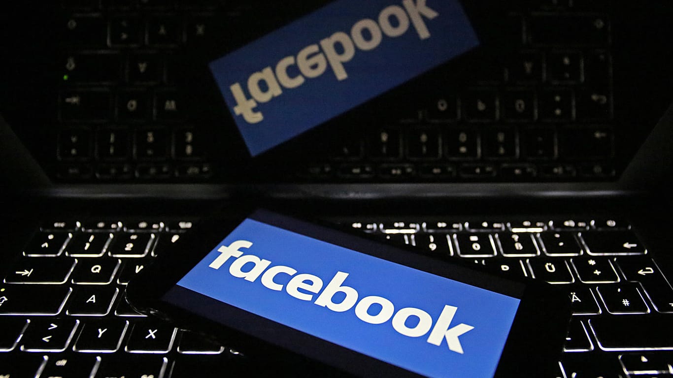 Ein Smartphone mit dem Logo von Facebook auf einer Tastatur: Deutlich mehr Nutzer als bislang bekannt sind vom Datenskandal betroffen.