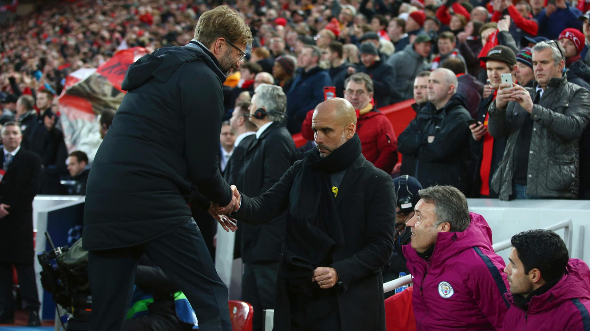 Klopp begrüßt den grimmigen Pep Guardiola: Ob der Katalane die Niederlage schon geahnt hat?