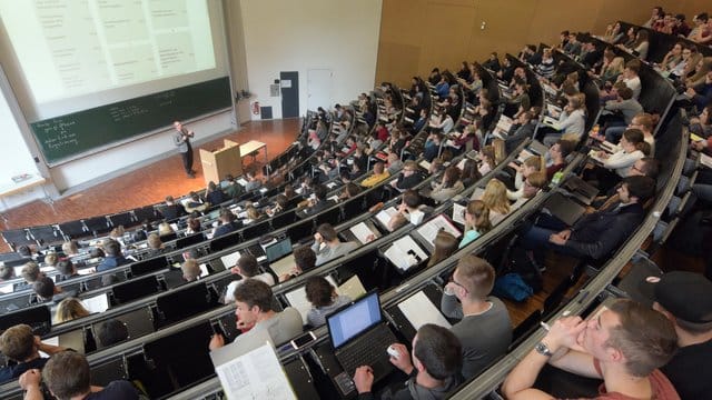 Männer sind bei den Studierenden ohne Abitur mit 55 Prozent etwas mehr vertreten als Frauen mit 45 Prozent. Männer sind bei den Studierenden ohne Abitur mit 55 Prozent etwas mehr vertreten als Frauen mit 45 Prozent.