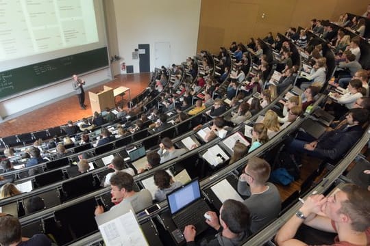Männer sind bei den Studierenden ohne Abitur mit 55 Prozent etwas mehr vertreten als Frauen mit 45 Prozent.