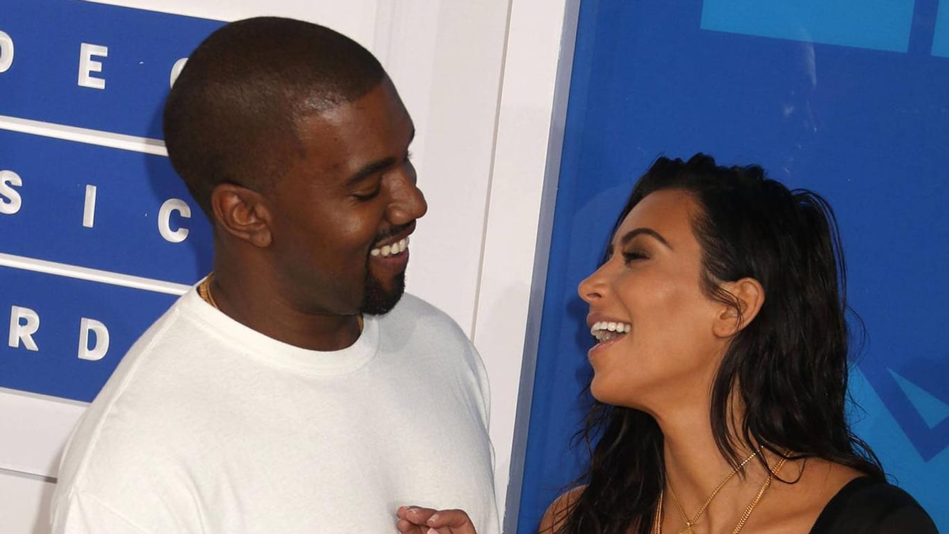 Kanye West und Kim Kardashian sind immer noch schwer verliebt: Jetzt gibt's das erste Foto mit allen Kids!