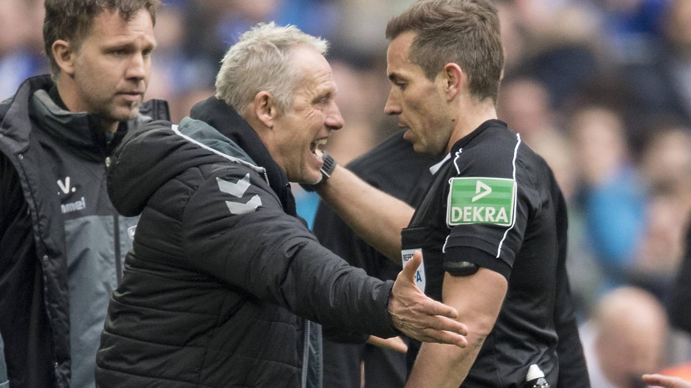 Christian Streich brüllt Schiedsrichter Tobias Stieler an: Für seinen Wutanfall wurde der Freiburger Trainer auf die Tribüne verwiesen.