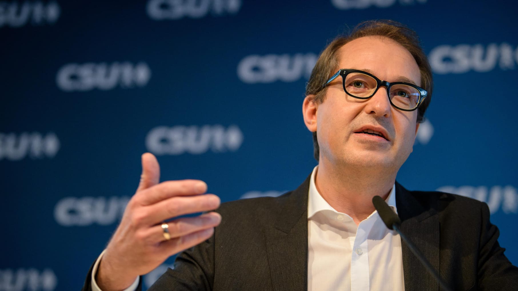 CSU-Landesgruppenchef Alexander Dobrindt (Archiv): "Linke Propagandahöhlen lassen den Bürger am Rechtsstaat zweifeln." CSU-Landesgruppenchef Alexander Dobrindt (Archiv): "Linke Propagandahöhlen lassen den Bürger am Rechtsstaat zweifeln."