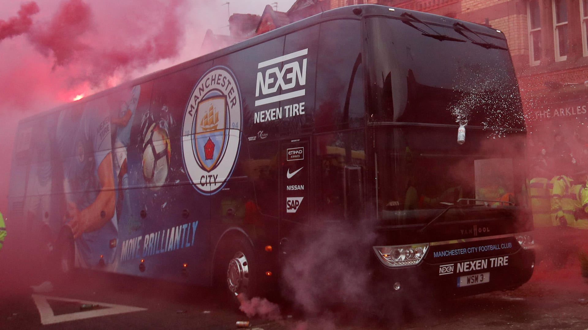 Der Teambus von Manchester City vor dem Duell mit Liverpool: Durch Flaschen und Feuerwerkskörper wurden die Scheiben beschädigt.