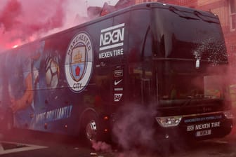 Der Teambus von Manchester City vor dem Duell mit Liverpool: Durch Flaschen und Feuerwerkskörper wurden die Scheiben beschädigt.