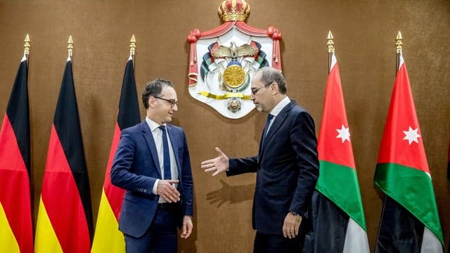 Heiko Maas wird von seinem jordanischen Amtskollegen Ayman Safadi im Außenministerium begrüßt. Heiko Maas wird von seinem jordanischen Amtskollegen Ayman Safadi im Außenministerium begrüßt.