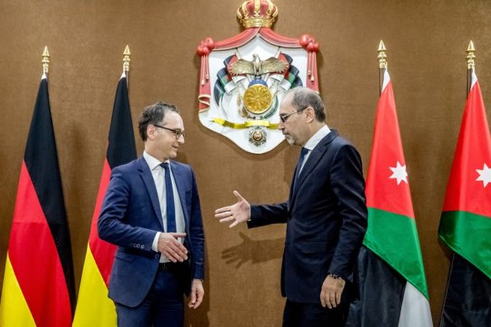 Heiko Maas wird von seinem jordanischen Amtskollegen Ayman Safadi im Außenministerium begrüßt.