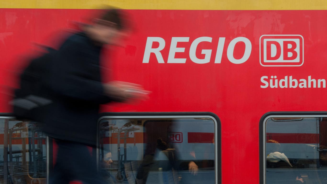 Regionalzug (Archiv): Viele Bahnreisende mussten ihre Reise zu Fuß beenden.