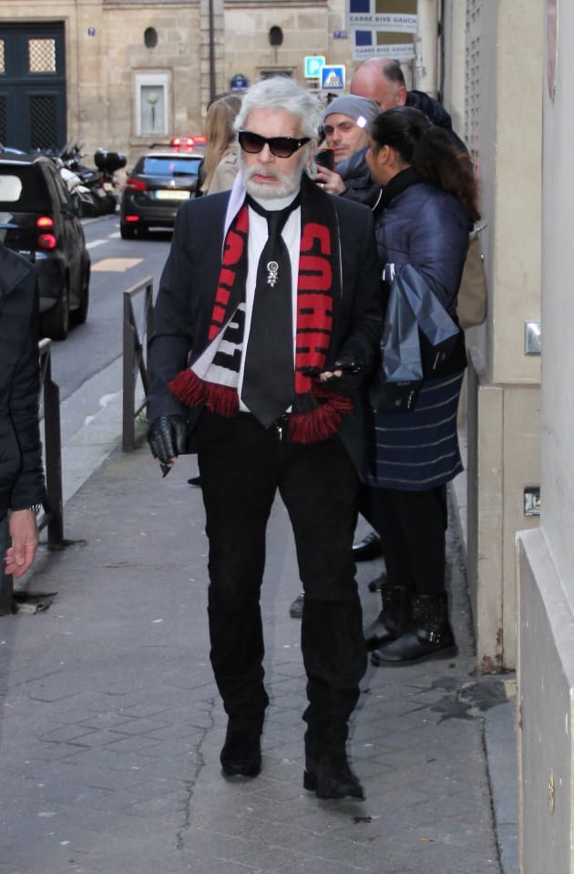 Karl Lagerfeld: Mit seinem fußballmäßig angehauchten Schal liegt der Modezar, logisch, extrem im Trend.