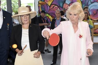 Die britische Herzogin Camilla zeigt ihre Rückhand.