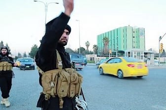 Verkehrspolizisten des IS: In selbst verbreiteten Werbevideos zeigte die Terrormiliz neben Hinrichtungen und Durchhalteparolen auch Szenen aus dem Alltagsleben.