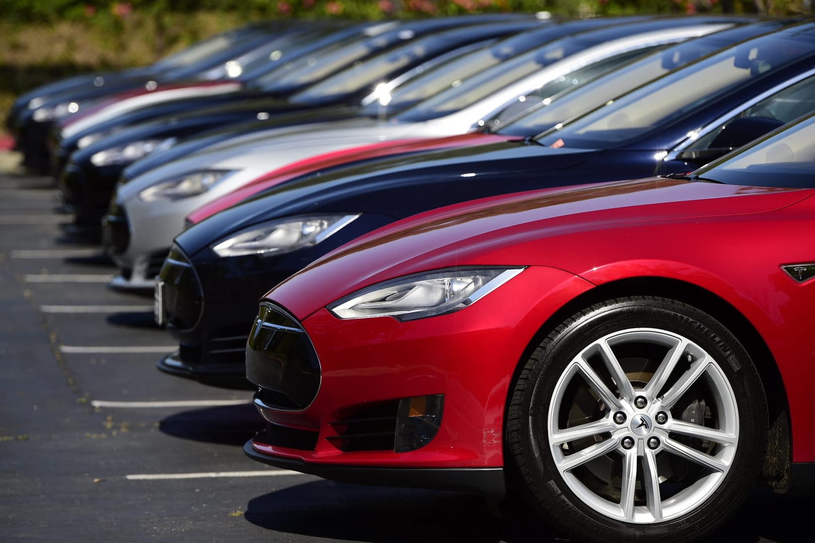 Teure Elektroautos wenig gefragt: Deshalb hat eine Premiummarke im März starke Einbußen zu verzeichnen.