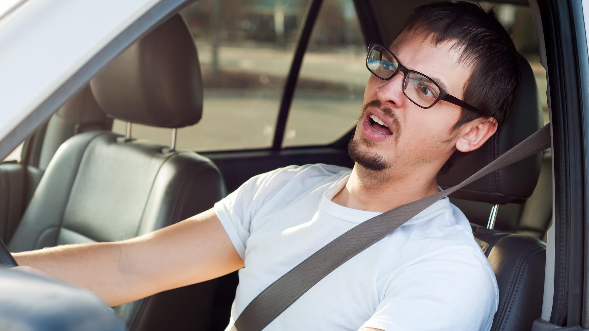 Debil wirkender Fahrer: Ohne Gehirn fährt es sich schlecht. (Symbolbild)