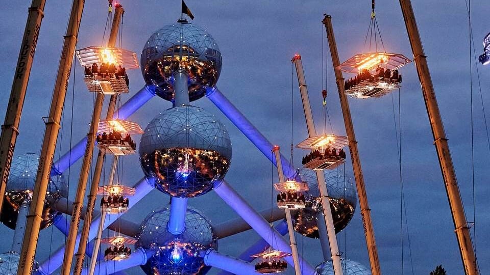 Für Schwindelfreie: Beim "Dinner in the Sky" baumeln die Füße in 50 Metern Höhe in der Luft.