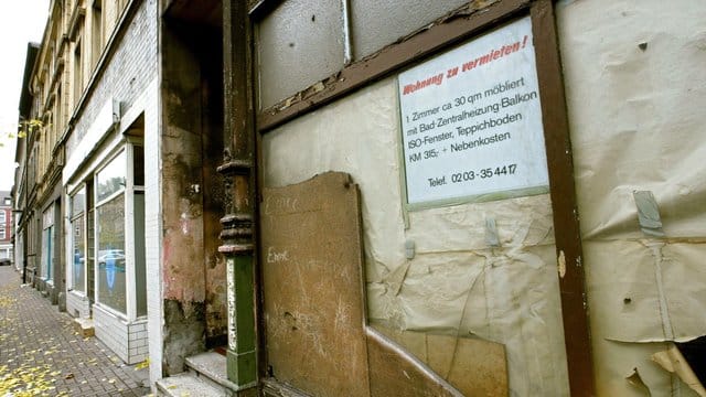 Baufälliger Straßenzug im Duisburger Stadtteil Marxloh: Duisburgs Oberbürgermeister Sören Link (SPD) wirft Minister Spahn "Pauschalurteile" vor, die von "Ahnungslosigkeit" zeugten. Baufälliger Straßenzug im Duisburger Stadtteil Marxloh: Duisburgs Oberbürgermeister Sören Link (SPD) wirft Minister Spahn "Pauschalurteile" vor, die von "Ahnungslosigkeit" zeugten.