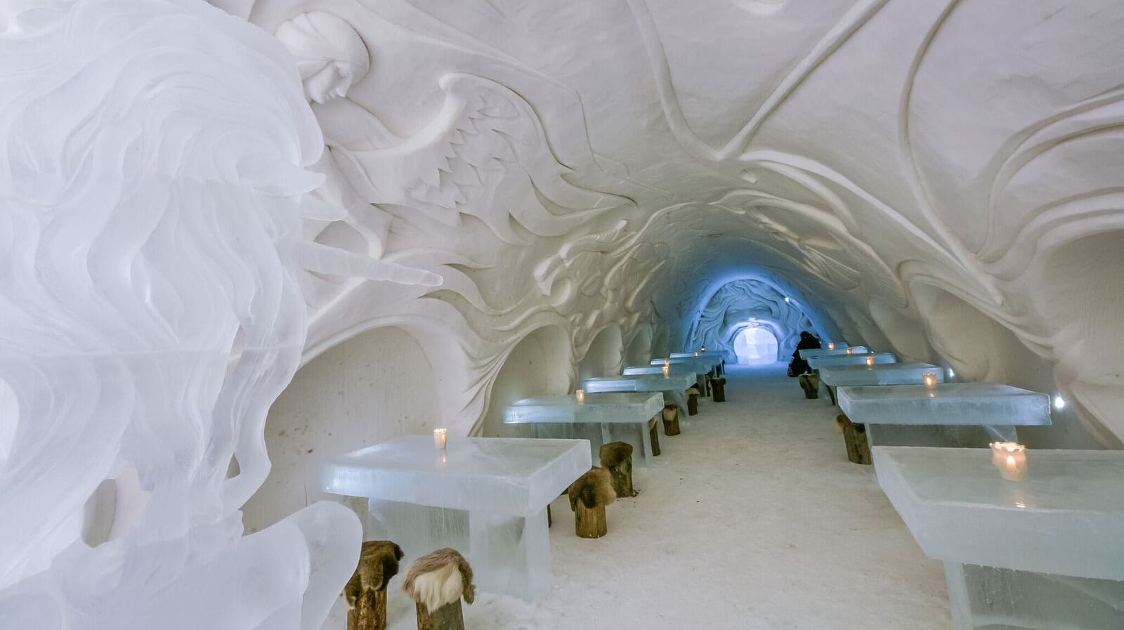 Nichts für Frostbeulen: Im Restaurant des Snow Castle muss man sich warm anziehen.