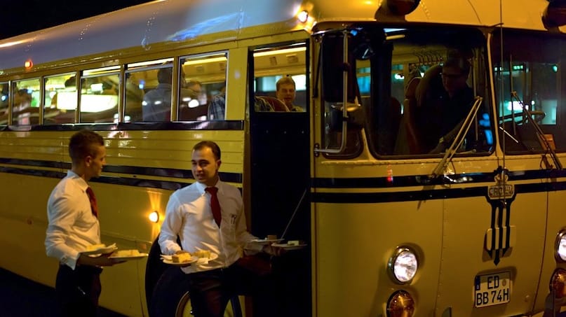 Im Schulbus zu Münchens Sehenswürdigkeiten: Das DinnerHopping kombiniert Stadtrundfahrt mit kulinarischem Erlebnis.