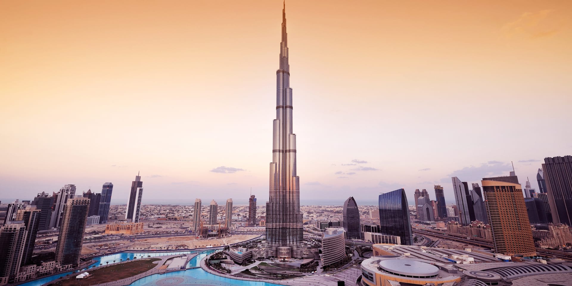 Das weltweit höchste Gebäude: Im Wolkenkratzer Burj Khalifa speisen Sie in über 400 Metern Höhe.