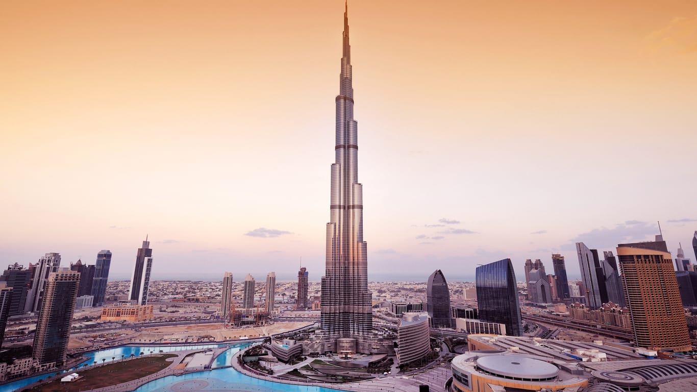 Das weltweit höchste Gebäude: Im Wolkenkratzer Burj Khalifa speisen Sie in über 400 Metern Höhe.